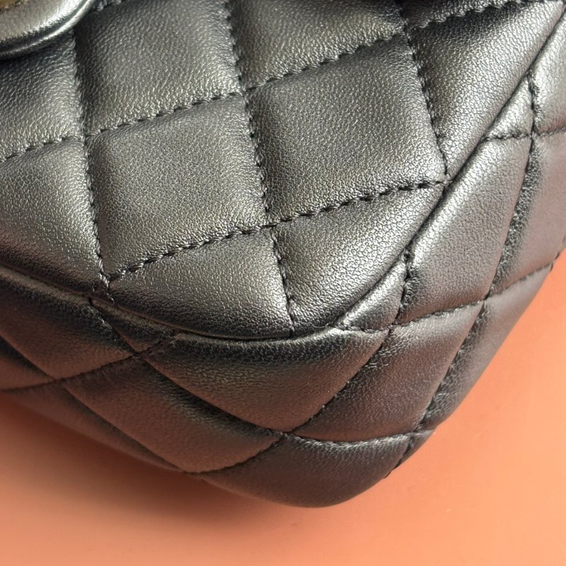 COCO17 方胖 ::CHANEL:: AS3490 新款經典菱格紋小羊皮琺瑯&愛心鏈帶翻蓋斜背包(黑色)-14