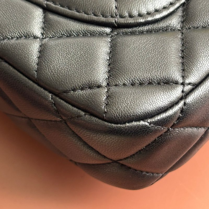 COCO17 方胖 ::CHANEL:: AS3490 新款經典菱格紋小羊皮琺瑯&愛心鏈帶翻蓋斜背包(黑色)-15
