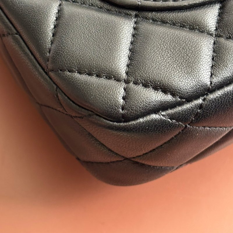 COCO17 方胖 ::CHANEL:: AS3490 新款經典菱格紋小羊皮琺瑯&愛心鏈帶翻蓋斜背包(黑色)-16