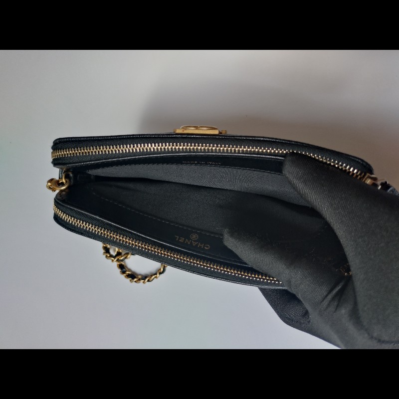 Chanel 金鍊黑荔枝皮Boy系列雙拉鍊小斜背包-17