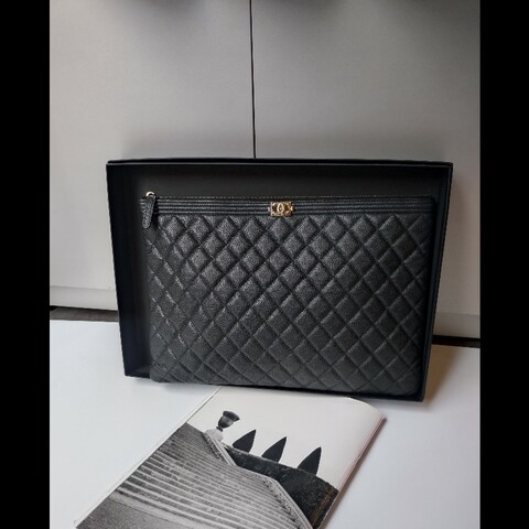 Chanel 黑色荔枝皮Boy 系列大方手拿包