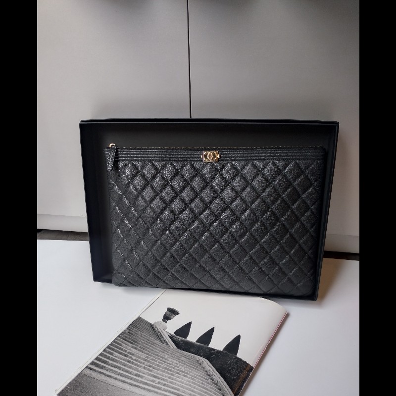 Chanel 黑色荔枝皮Boy 系列大方手拿包-0