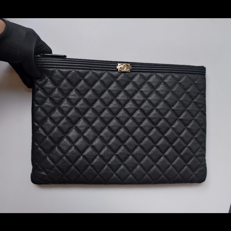 Chanel 黑色荔枝皮Boy 系列大方手拿包-1