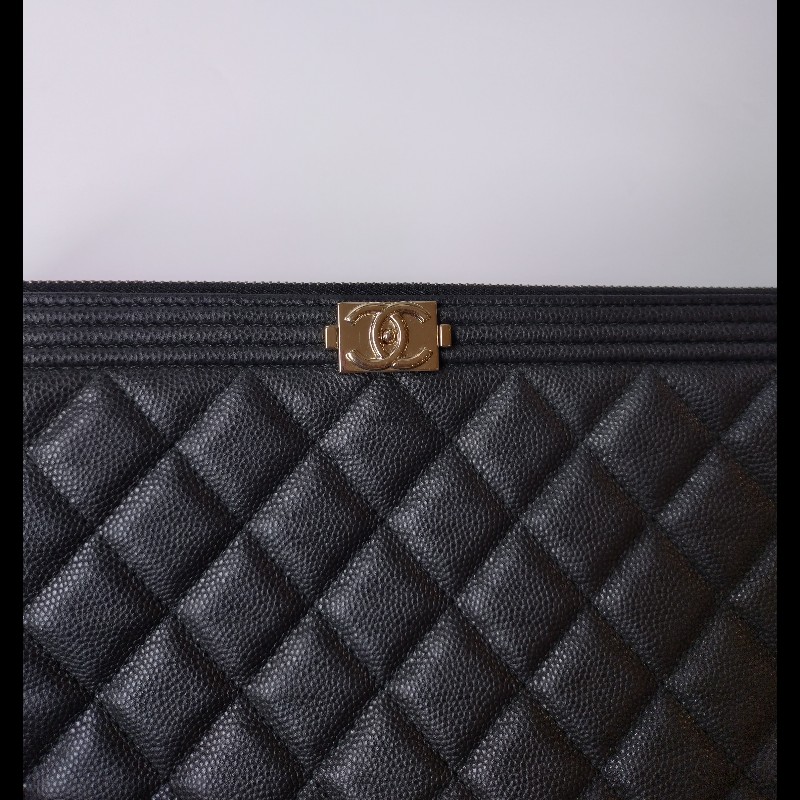 Chanel 黑色荔枝皮Boy 系列大方手拿包-5