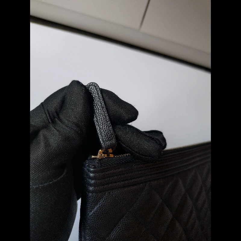 Chanel 黑色荔枝皮Boy 系列大方手拿包-10