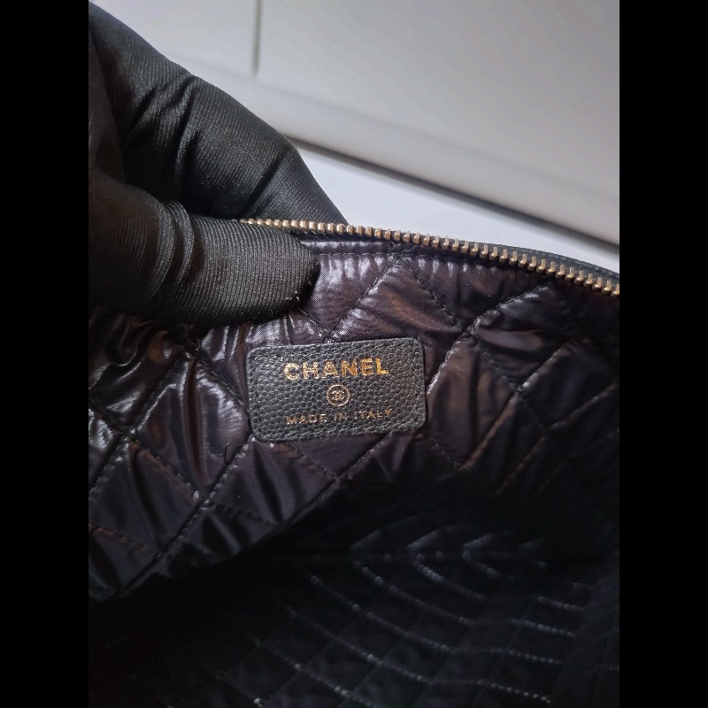 Chanel 黑色荔枝皮Boy 系列大方手拿包-13