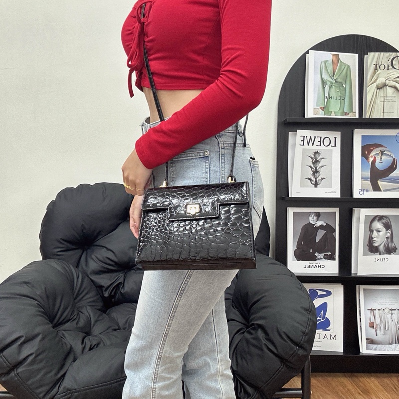 【赫蒂國際精品】Valentino 范倫鐵諾 金色燙印 斜背包 vintage-1