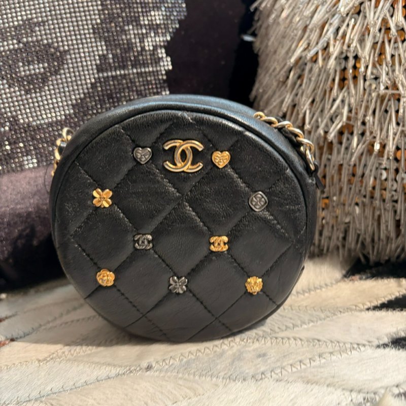 CHANEL 多元素圓餅鏈包 黑色-1
