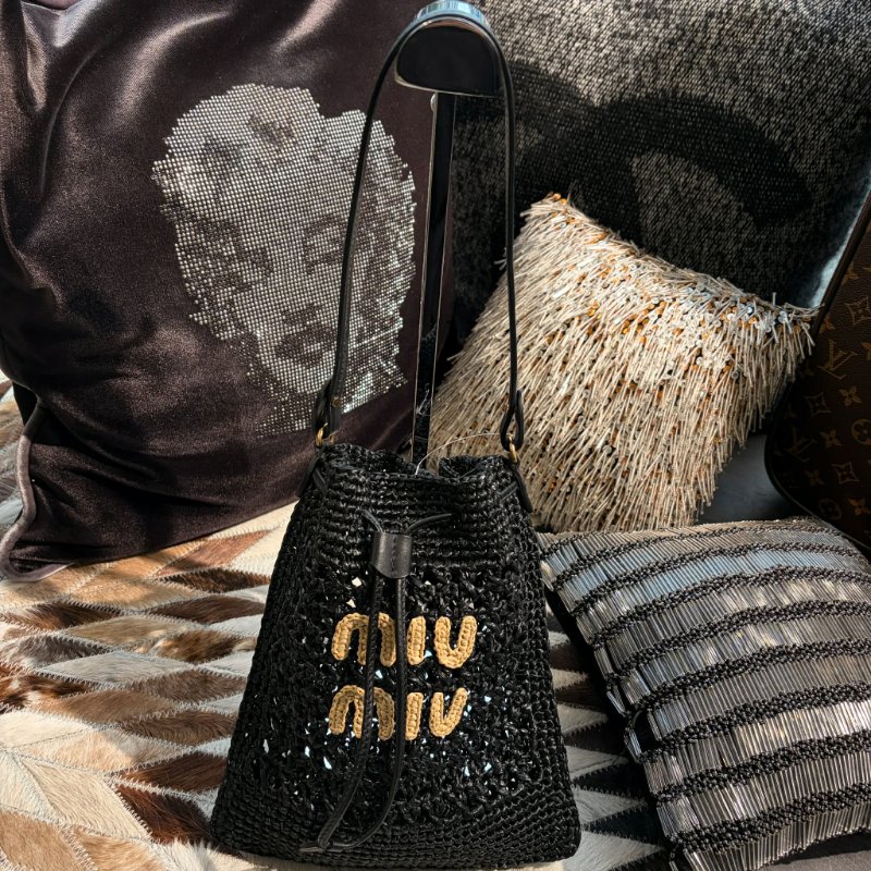 MIUMIU 拉菲草編織米字母LOGO小提包 黑-1