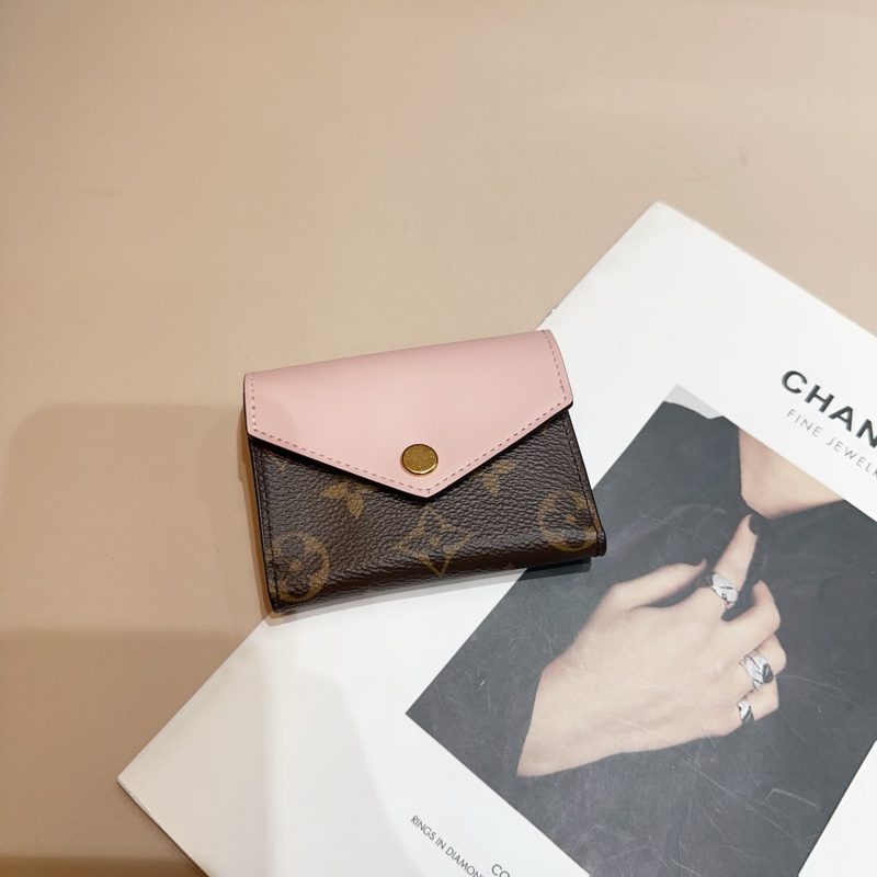 LV 原花拼粉內裡牛皮Zoe4卡三折短夾-0