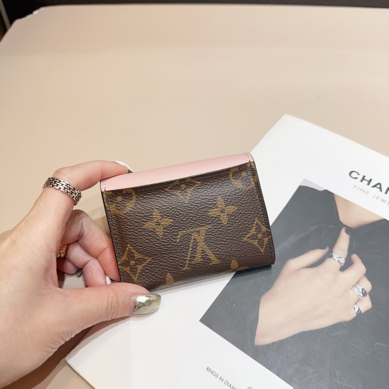 LV 原花拼粉內裡牛皮Zoe4卡三折短夾-1