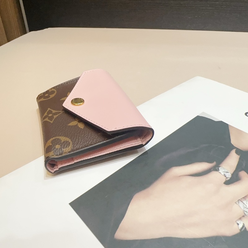 LV 原花拼粉內裡牛皮Zoe4卡三折短夾-3