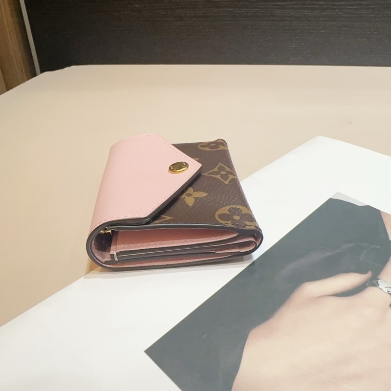 LV 原花拼粉內裡牛皮Zoe4卡三折短夾-4