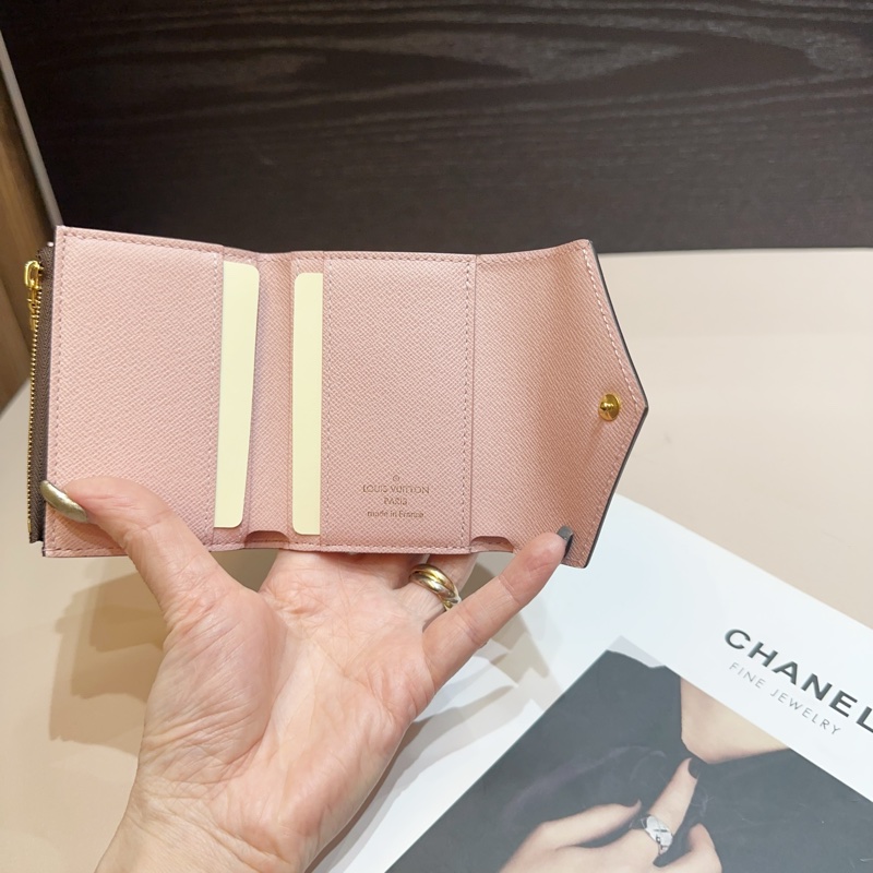 LV 原花拼粉內裡牛皮Zoe4卡三折短夾-5