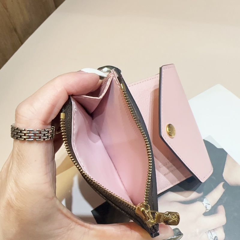 LV 原花拼粉內裡牛皮Zoe4卡三折短夾-7