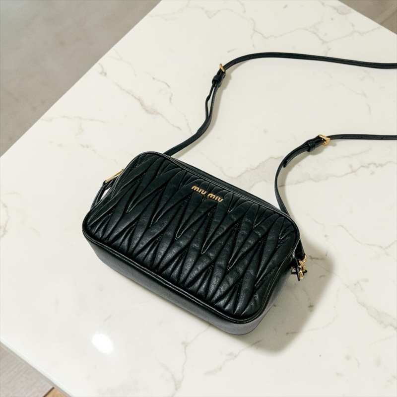 莉亞精品♡Miumiu 黑金相機包 二手-0