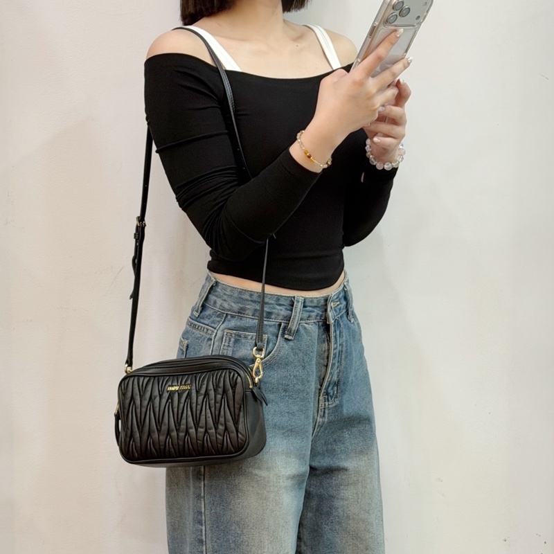 莉亞精品♡Miumiu 黑金相機包 二手-1
