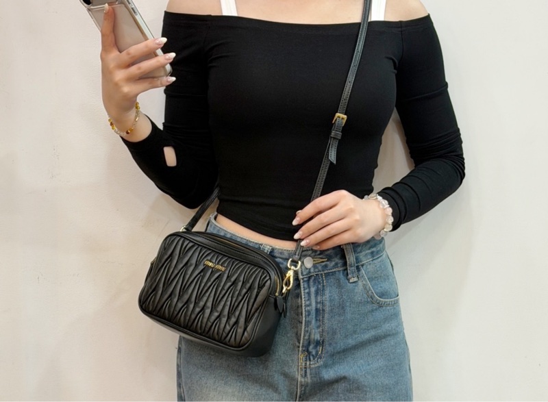莉亞精品♡Miumiu 黑金相機包 二手-2