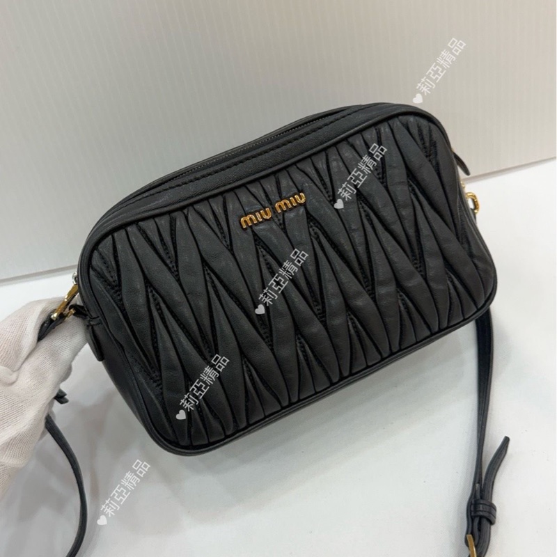 莉亞精品♡Miumiu 黑金相機包 二手-3