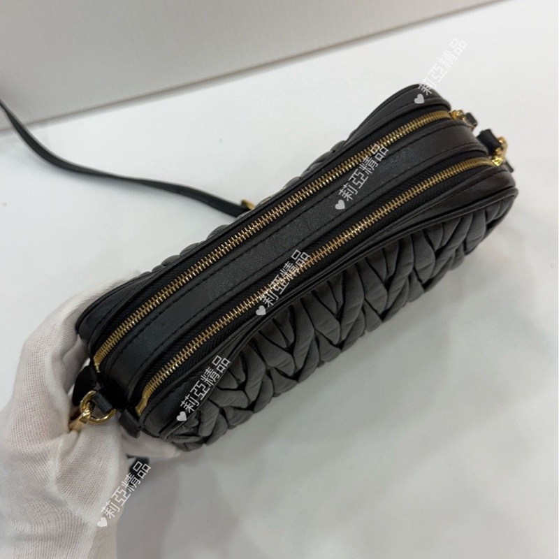 莉亞精品♡Miumiu 黑金相機包 二手-5