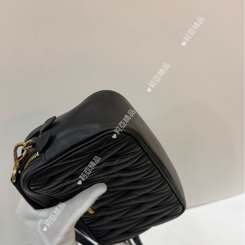 莉亞精品♡Miumiu 黑金相機包 二手-9