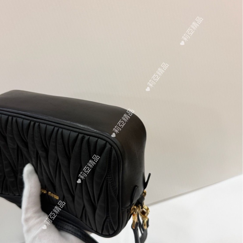 莉亞精品♡Miumiu 黑金相機包 二手-10