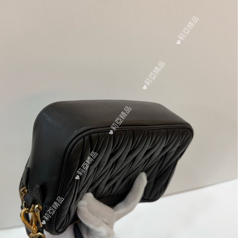 莉亞精品♡Miumiu 黑金相機包 二手-11