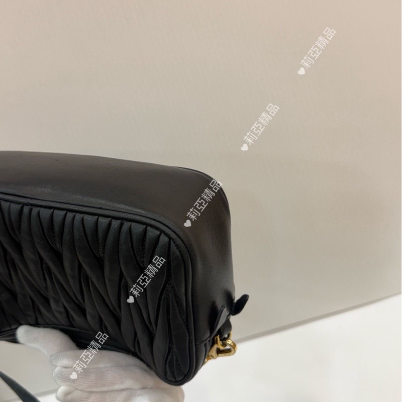 莉亞精品♡Miumiu 黑金相機包 二手-12