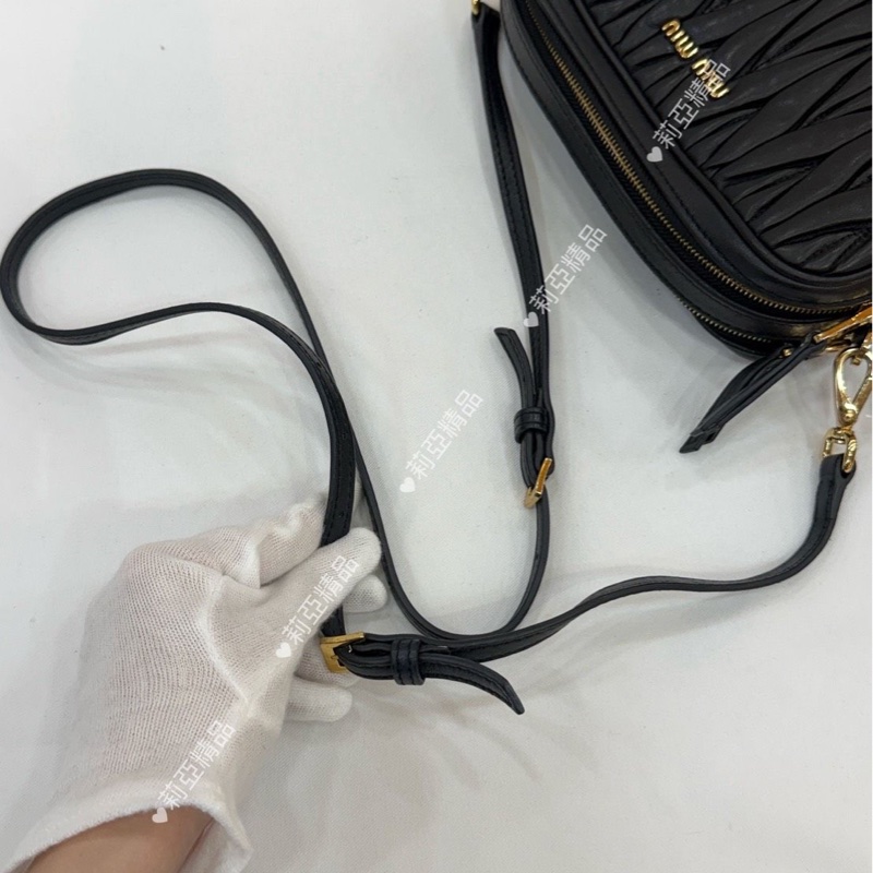 莉亞精品♡Miumiu 黑金相機包 二手-13