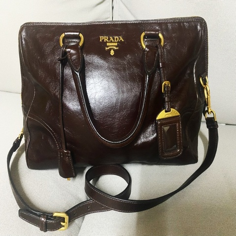 PRADA深棕色亮面牛皮撿背包 斜背包