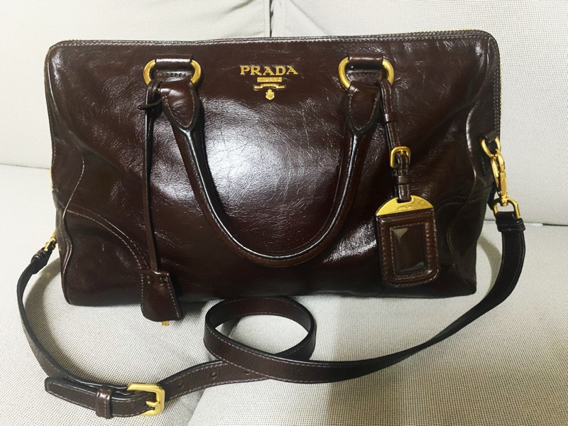 PRADA深棕色亮面牛皮撿背包 斜背包-0