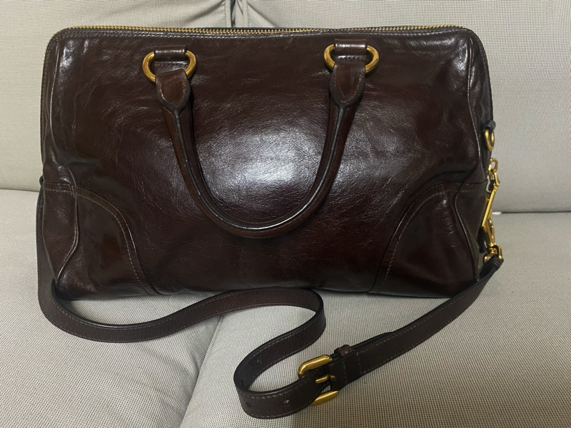 PRADA深棕色亮面牛皮撿背包 斜背包-1