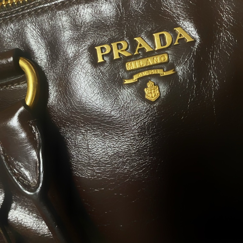 PRADA深棕色亮面牛皮撿背包 斜背包-2