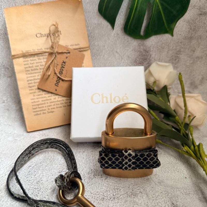 Chloe 蔻依 蟒蛇皮鎖頭掛飾(附盒)-0