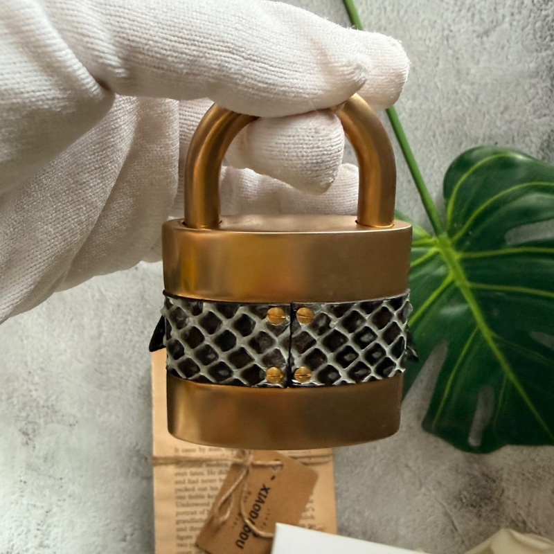 Chloe 蔻依 蟒蛇皮鎖頭掛飾(附盒)-1