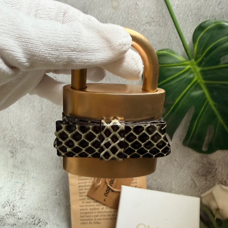 Chloe 蔻依 蟒蛇皮鎖頭掛飾(附盒)-3