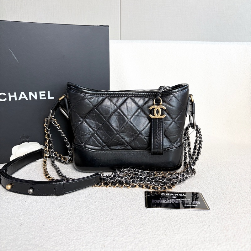 🌷甜價保卡款!Chanel 香奈兒 Gabrielle 流浪包 黑金牛皮 保卡款-0