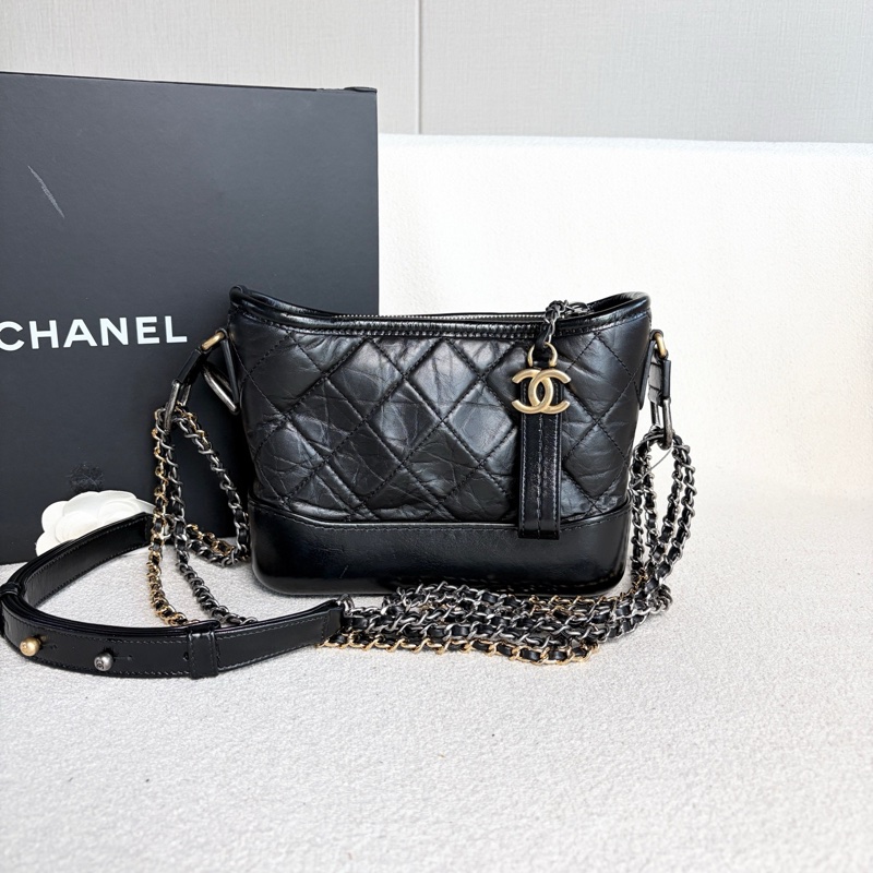 🌷甜價保卡款!Chanel 香奈兒 Gabrielle 流浪包 黑金牛皮 保卡款-1