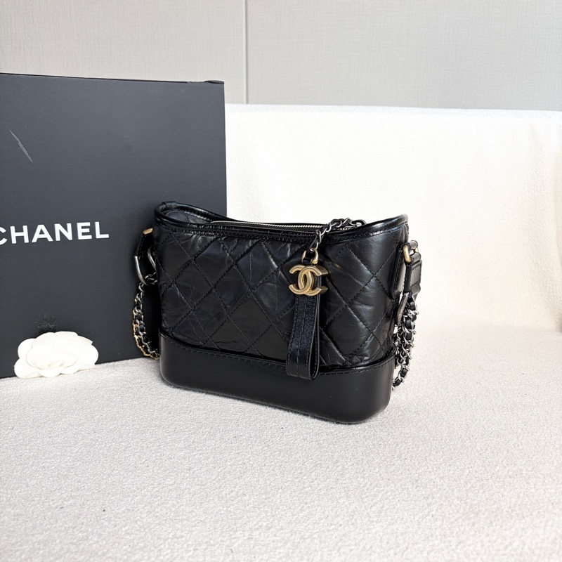 🌷甜價保卡款!Chanel 香奈兒 Gabrielle 流浪包 黑金牛皮 保卡款-3