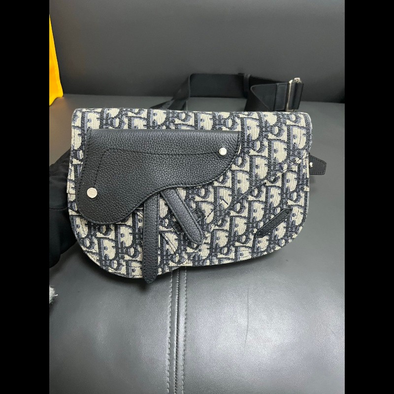 Dior crossbody bag
老花馬鞍斜挎包 胸包-1