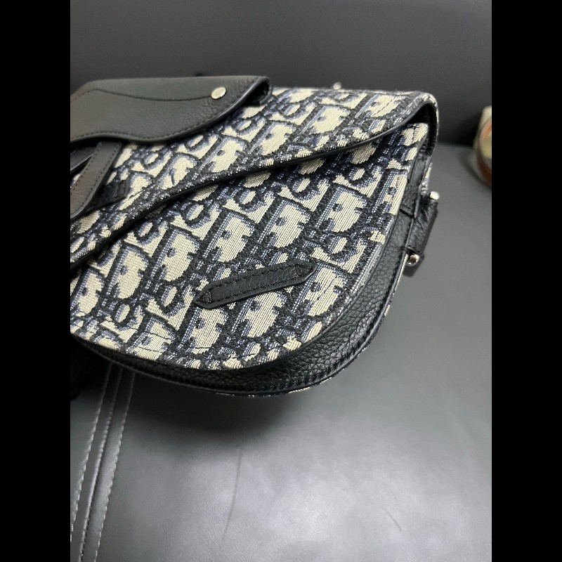 Dior crossbody bag
老花馬鞍斜挎包 胸包-7