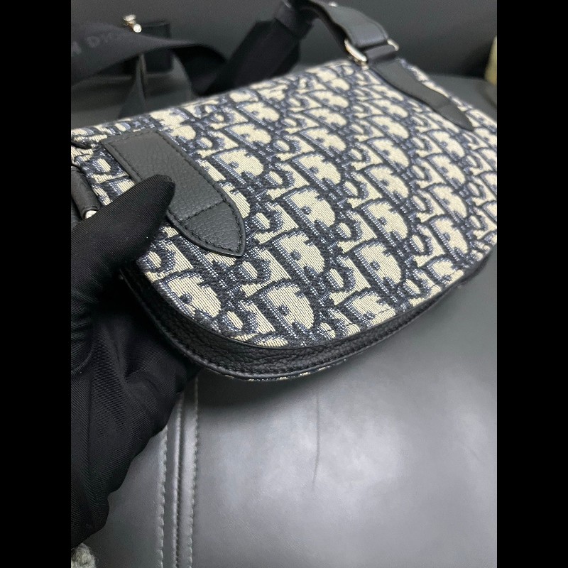 Dior crossbody bag
老花馬鞍斜挎包 胸包-8