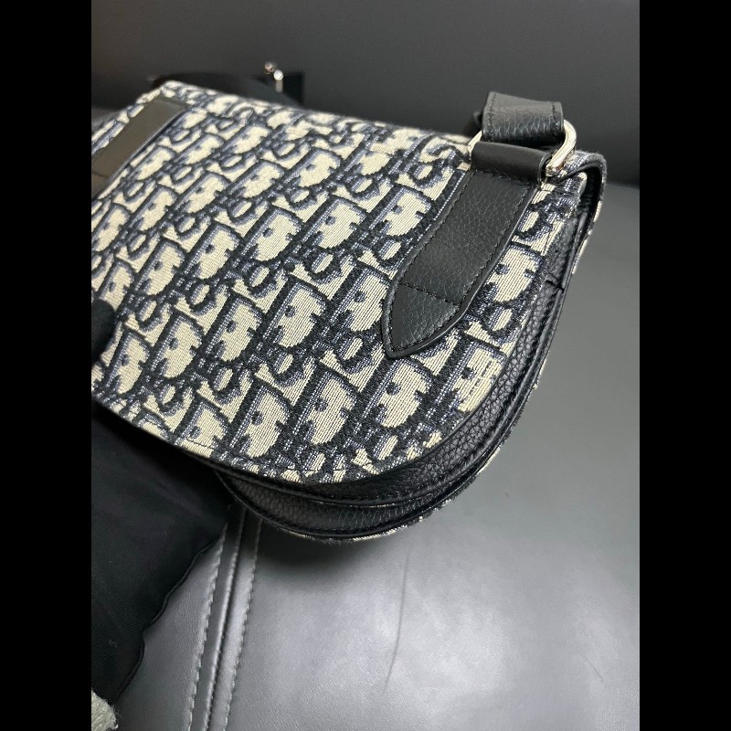 Dior crossbody bag
老花馬鞍斜挎包 胸包-9