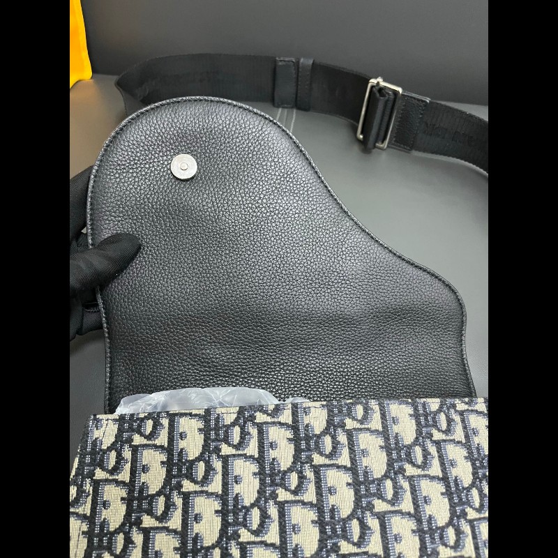 Dior crossbody bag
老花馬鞍斜挎包 胸包-12