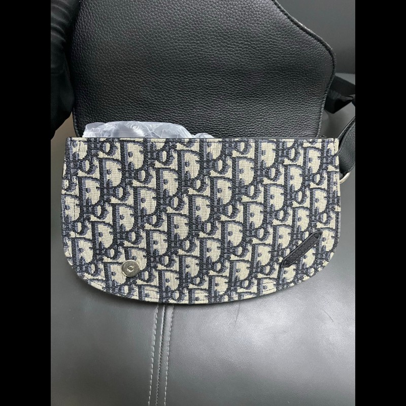 Dior crossbody bag
老花馬鞍斜挎包 胸包-13