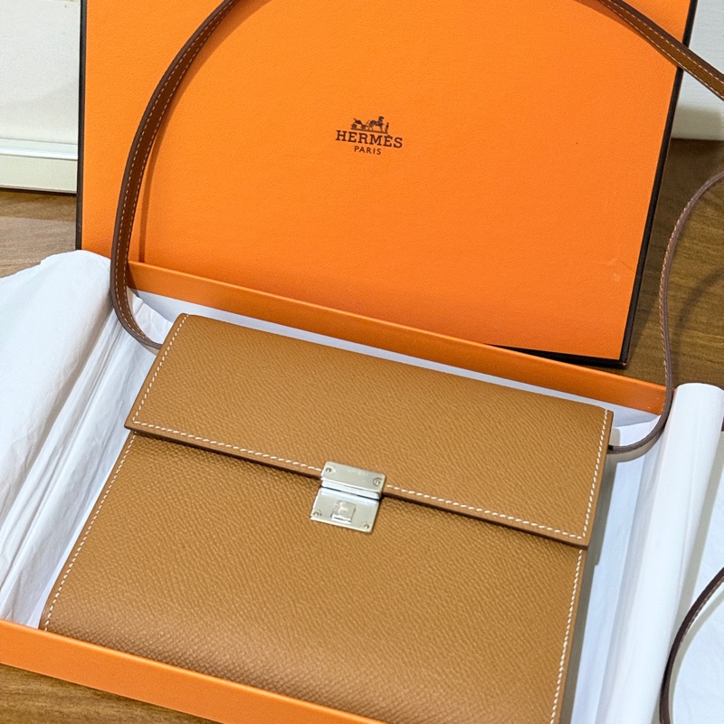 未使用99新✨好用有高質感的HERMES 愛馬仕最美金棕色 斜背包 woc 最耐用的Epsom牛皮 Clic 16 顯年輕銀扣-2