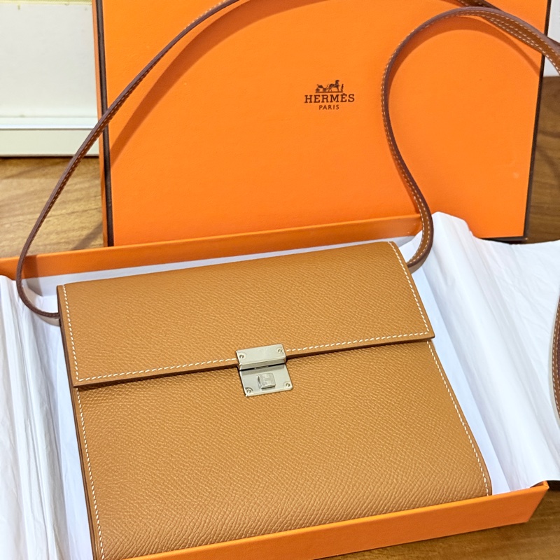 未使用99新✨好用有高質感的HERMES 愛馬仕最美金棕色 斜背包 woc 最耐用的Epsom牛皮 Clic 16 顯年輕銀扣-4