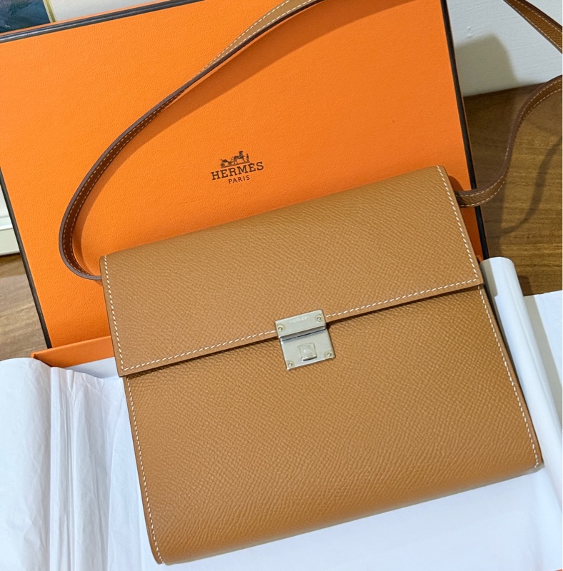 未使用99新✨好用有高質感的HERMES 愛馬仕最美金棕色 斜背包 woc 最耐用的Epsom牛皮 Clic 16 顯年輕銀扣-9