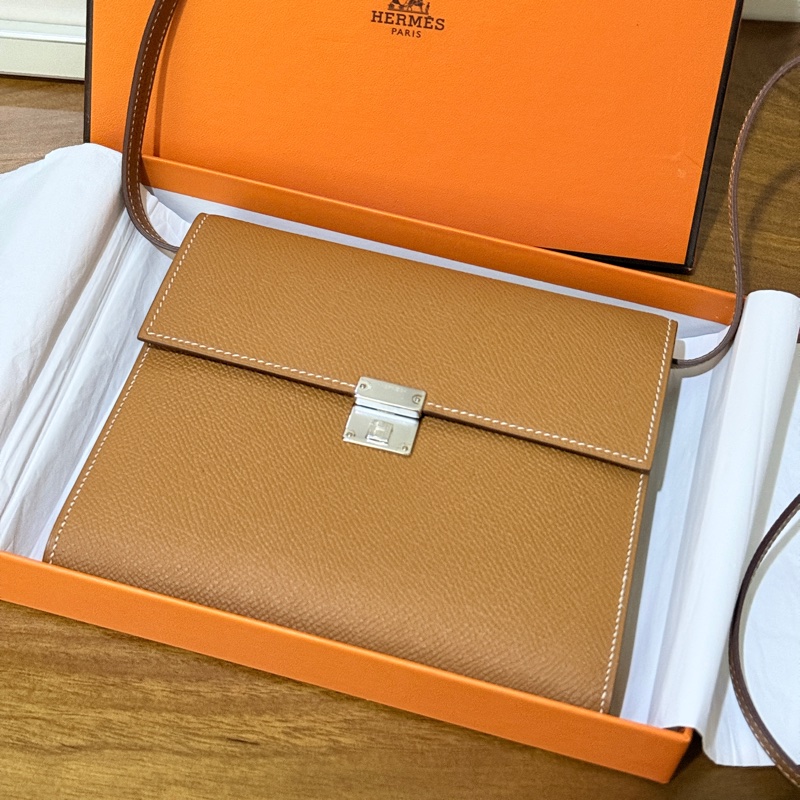未使用99新✨好用有高質感的HERMES 愛馬仕最美金棕色 斜背包 woc 最耐用的Epsom牛皮 Clic 16 顯年輕銀扣-11