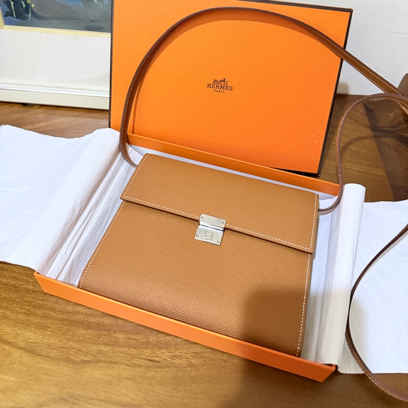 未使用99新✨好用有高質感的HERMES 愛馬仕最美金棕色 斜背包 woc 最耐用的Epsom牛皮 Clic 16 顯年輕銀扣-12